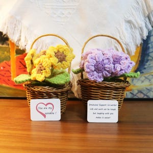 Panier de fleurs fait main au crochet (inclus) | Tournesols | Fleurs rose pourpre jaune | Plantes décoratives | Fleur de carte personnalisée | Cadeau pour elle