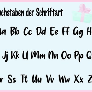 Puede incluir: Un fondo azul claro con bordes rosas presenta una fuente negra que muestra el alfabeto alem&aacute;n en letras may&uacute;sculas y min&uacute;sculas. El texto "Buchstaben der Schriftart" est&aacute; en la parte superior de la imagen. Una peque&ntilde;a caja de regalo azul claro con una cinta rosa se encuentra en la esquina superior derecha.