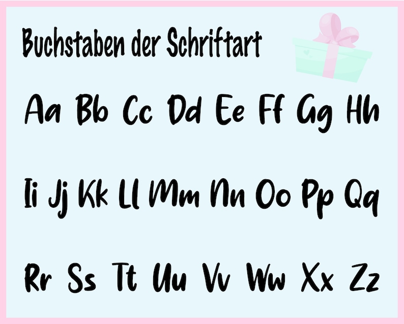 Puede incluir: Un fondo azul claro con bordes rosas presenta una fuente negra que muestra el alfabeto alem&aacute;n en letras may&uacute;sculas y min&uacute;sculas. El texto "Buchstaben der Schriftart" est&aacute; en la parte superior de la imagen. Una peque&ntilde;a caja de regalo azul claro con una cinta rosa se encuentra en la esquina superior derecha.