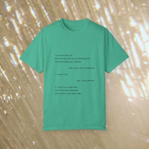 「Defying Gravity」の歌詞を飾る空間Tシャツ | エルファバ・グリンダ・インタビューTシャツ | アリアナ＆シンシア・プレスツアー