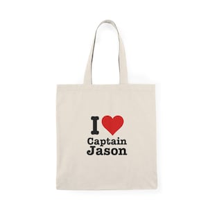 Op de afbeelding: Een beige tote bag met een rood hart en de tekst "I love Captain Jason" erop gedrukt.