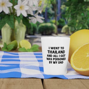Vaso de chupito inspirado en el loto blanco: fui a Tailandia y mi padre me envenenó. Regalo divertido de humor negro. Recuerdo de despedida de soltera. imagen 1