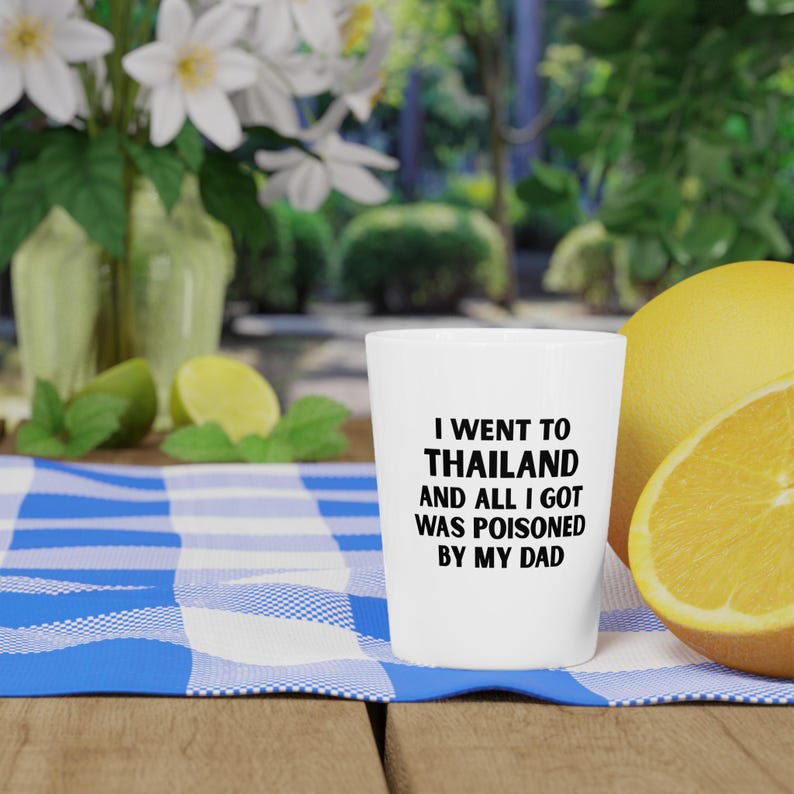 Vaso de chupito inspirado en el loto blanco: fui a Tailandia y mi padre me envenenó. Regalo divertido de humor negro. Recuerdo de despedida de soltera. imagen 1