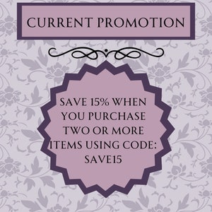 K&ouml;nnte beinhalten: Ein violetter und wei&szlig;er floral gemusterter Hintergrund mit einer violetten Sternform mit wei&szlig;em Inneren. Der Text innerhalb der Sternform lautet "SAVE 15% WHEN YOU PURCHASE TWO OR MORE ITEMS USING CODE: SAVE15".