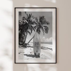 Poster retrò di surf, stampa vintage in bianco e nero di surf e palme, arte murale di surf, fotografia originale di surf, decorazione tropicale di surf