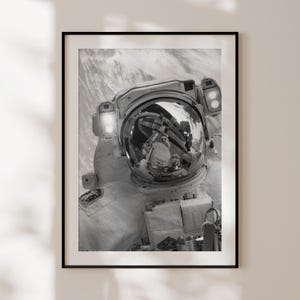 Poster di astronauta, stampa di astronauta in bianco e nero, stampa di cosmonauta, regalo per gli amanti dello spazio, poster dello spazio