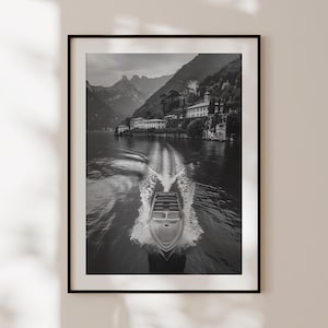 Poster retrò di una barca sul lago di Como, stampa vintage in bianco e nero di una barca sul lago di Como, arte murale retrò, fotografia di paesaggi lacustri