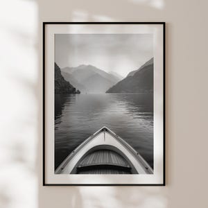 Poster retrò di una barca sul lago di Como, stampa vintage in bianco e nero di una barca sul lago di Como, arte murale retrò, fotografia di paesaggi lacustri