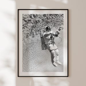 Poster dell'astronauta della missione Apollo, stampa in bianco e nero dell'astronauta, stampa del cosmonauta, regalo per gli amanti dello spazio, poster dello spazio