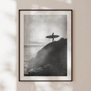 Poster retrò di surfista, stampa vintage in bianco e nero di surfista su rocce, arte murale di surf, fotografia originale di surf