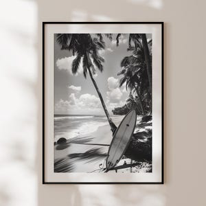 Poster retrò di surf, stampa vintage in bianco e nero di surf e palme, arte murale di surf, fotografia originale di surf, decorazione tropicale di surf