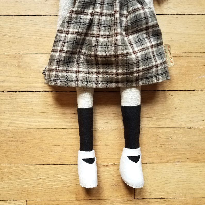 Girl Doll Vivianne image 3