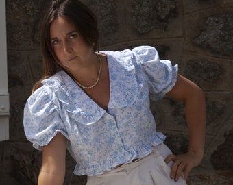 Blusa romántica y elegante con mangas abullonadas y gran cuello fruncido en tejido francés reciclado, cosido a mano en Francia.