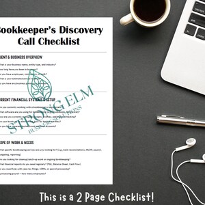 Può includere: Una superficie nera con un elenco di controllo bianco intitolato "Bookkeeper's Discovery Call Checklist". L'elenco di controllo include sezioni sulla panoramica del cliente, sui sistemi finanziari e sull'ambito del lavoro. Un laptop, una penna, delle cuffie e una tazza di caffè sono anche sulla superficie. Il testo dice "This is a 2 Page Checklist!"