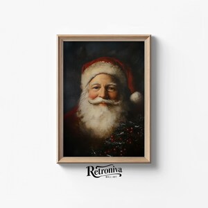 Peut inclure: Une peinture de Père Noël avec une barbe blanche et un chapeau rouge, tenant une branche de houx avec des baies rouges. L'arrière-plan est bleu foncé.