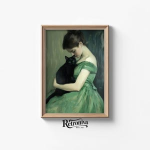 Op de afbeelding: Een schilderij van een vrouw in een groene jurk die een zwarte kat vasthoudt. De vrouw kijkt naar de kat, en de kat kijkt naar de vrouw. Het schilderij is gemaakt in een realistische stijl.