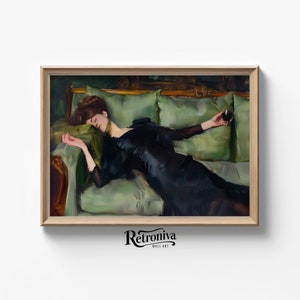 Peut inclure: Une impression d'art encadrée d'une femme en robe noire allongée sur un canapé vert, tenant un verre de vin rouge. L'œuvre d'art a une esthétique vintage, avec un cadre en bois et le logo "Retroniva Wall Art" en bas à droite.