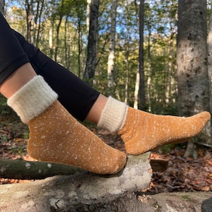 Mysiga spräckliga strumpor med mjuk elfenbensfärgad manschett, antracitgrå, senapsgrå, tegelröd, salviagrön, varma vinterstrumpor, mysig present till henne