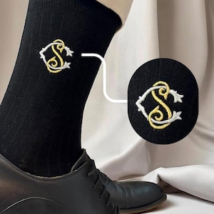 Hochzeit Groomsmen Socken mit Monogramm, personalisierte Hochzeitssocken mit Initialen, gestickte Groomsmen Geschenk, Trauzeuge individuelles Namenssocken Geschenk