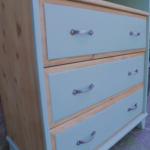 CHANGING TABLE/DRAWER CHEST - Unique piece, renovated by hand, solid wood, perfect condition.