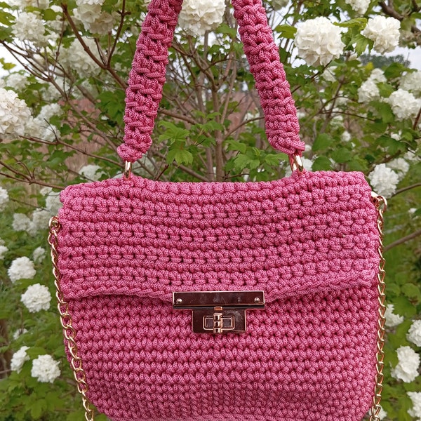 HANNANE string bag in rose color, perfect for a date or a walk