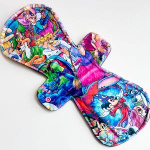 Assorbente post parto in Minky con personaggi dei cartoni animati da 13 pollici con retro in pile - Assorbente riutilizzabile, prodotti sostenibili, ecologici