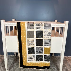 Elch und Berge bezogene Baby Quilt oder Lap Quilt: schwarz und gold Farben mit Kreis und Berge Quilten. Hergestellt aus 100% hochwertiger Baumwolle.