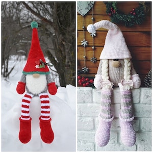 Könnte beinhalten: Zwei gehäkelte Gnome, einer in Rot und Weiß und der andere in Rosa und Grau, sitzen auf einer schneebedeckten Oberfläche und einem Ziegelsims.