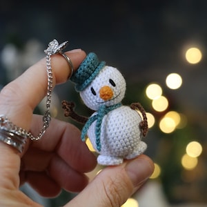 Häkelanleitung winziger Schneemann mit gehäkeltem winzigem Geschenkkästchen Häkelmuster Eng PDF