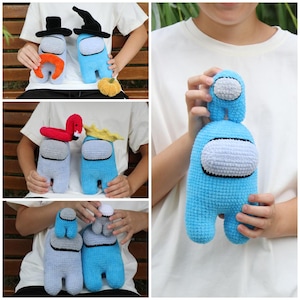 Può includere: Peluche di Among Us all'uncinetto in blu e grigio, alcuni con cappelli e accessori. I giocattoli presentano dettagli in bianco e nero. Un giocattolo ha un cappello piccolo, un altro una testa di fenicottero e un altro una corona.