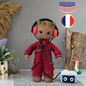Crochet baby tree in overalls with record player amigurumi pattern Eng FR PDF