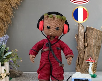 Crochet baby tree in overalls with record player amigurumi pattern Eng FR PDF