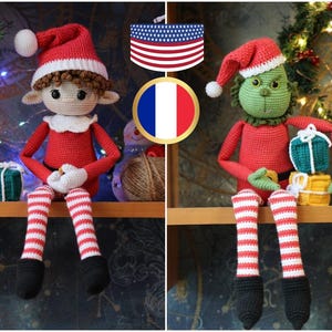 Puede incluir: Dos muñecas de elfo de Navidad de crochet, una en rojo y blanco con cabello castaño y la otra en verde y rojo con una cara verde. Ambas muñecas están sentadas en un estante con regalos.