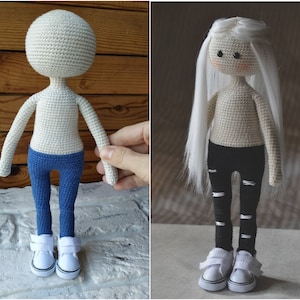 Puede incluir: Muñeca de ganchillo con cuerpo beige, pantalones azules y zapatillas blancas. La muñeca tiene una cabeza redonda y los brazos extendidos. La muñeca de la derecha tiene pelo largo blanco y pantalones negros rasgados.