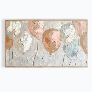 Puede incluir: Una pintura enmarcada de un grupo de globos de color pastel con un efecto texturizado de pinceladas. Los globos son en tonos de rosa, melocotón, beige y azul.