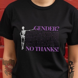 Camiseta no binaria, camiseta de esqueleto Enby, camiseta minimalista queer, camiseta divertida LGBTQ, Halloween queer