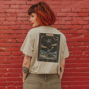 Chemise de sensibilisation à l'autisme dans un style carte de tarot, esthétique minimaliste, neuro-divergent, chemise neuroépicée, carte de tarot, chemise de tarot, cadeau autisme