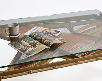 Mesa de centro com estrutura em formato de harpa de piano