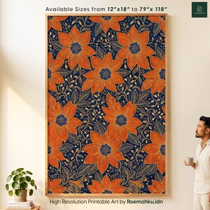 Pode incluir: Uma grande peça de arte de parede retangular com um padrão floral repetitivo de flores laranja vibrantes com centros azuis e contornos de folhas douradas sobre um fundo azul marinho. O texto indica tamanhos de 30x45 cm a 200x300 cm.