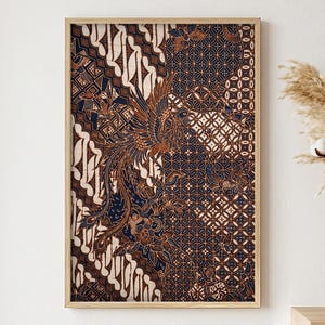 Könnte beinhalten: Ein rechteckiges gerahmtes Wandbild mit einem detaillierten Batikmuster in Dunkelblau, Braun und Creme. Das Design zeigt ein zentrales Phönix-Motiv, umgeben von komplexen geometrischen Formen, floralen Elementen und traditionellen Mustern.