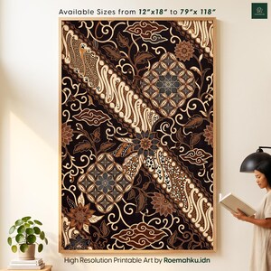 Puede incluir: Una gran pieza de arte mural rectangular con un patrón batik en marrón oscuro y negro con motivos florales y geométricos intrincados. El texto superior dice Available Sizes from 12"x18" to 79"x118" y el inferior High Resolution Printable Art by Roemahku.idn.