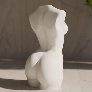 3D gedruckte weibliche Torso Vase, Boho Körper Pflanzer, modernes skulpturales Dekor, weibliche Kunstvase, biologisch abbaubarer Hauptakzent, Körper-positives Geschenk