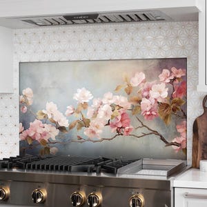 Könnte beinhalten: Eine Küchenrückwand mit einem Blumendesign mit rosa und weißen Blüten auf blauem und grauem Hintergrund.