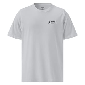 Peut inclure: Un t-shirt à manches courtes gris clair avec un logo de club de course noir sur le devant. Le logo représente un personnage en bâton courant et le texte "ITPD Running Club".