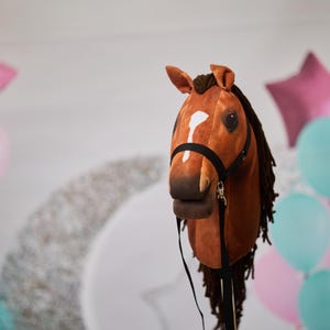 Hobby Horse Skippi Cheval à Bâton SKIPPI Hobby Horse - Tacheté Alezan, Licol Inclus - Jouet Réaliste Pour Enfants - Fait Main UE Skippi Horse Pie Alezan