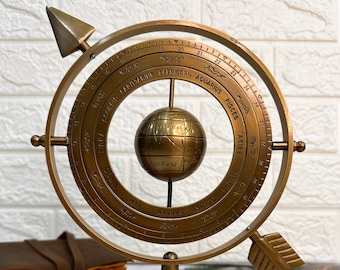 Sphère armillaire en laiton antique de 20 cm (8 po.) avec cadran solaire flèche | Astrolabe maritime nautique gravé signes astrologiques globe | Décoration pour la maison