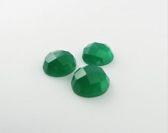 Green Onyx - 10mm Round Checkerboard-cut Flat-Back Gemstone Cabochon, Natural - One Piece (GO113)