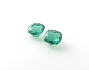 Esmeralda - Gema de talla cojín de 8 mm, piedras preciosas sintéticas - Dos piezas (X133)