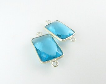 Conectores de bisel doble de topacio azul suizo de 15 mm a 16 mm, facetados rectangulares, plata de ley, anillos cerrados (par a juego) (CN848)