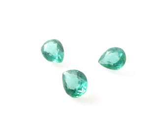 Esmeralda - Gemas de talla pera de 5 mm x 7 mm, piedras preciosas sintéticas - Tres (3) piezas (X140)